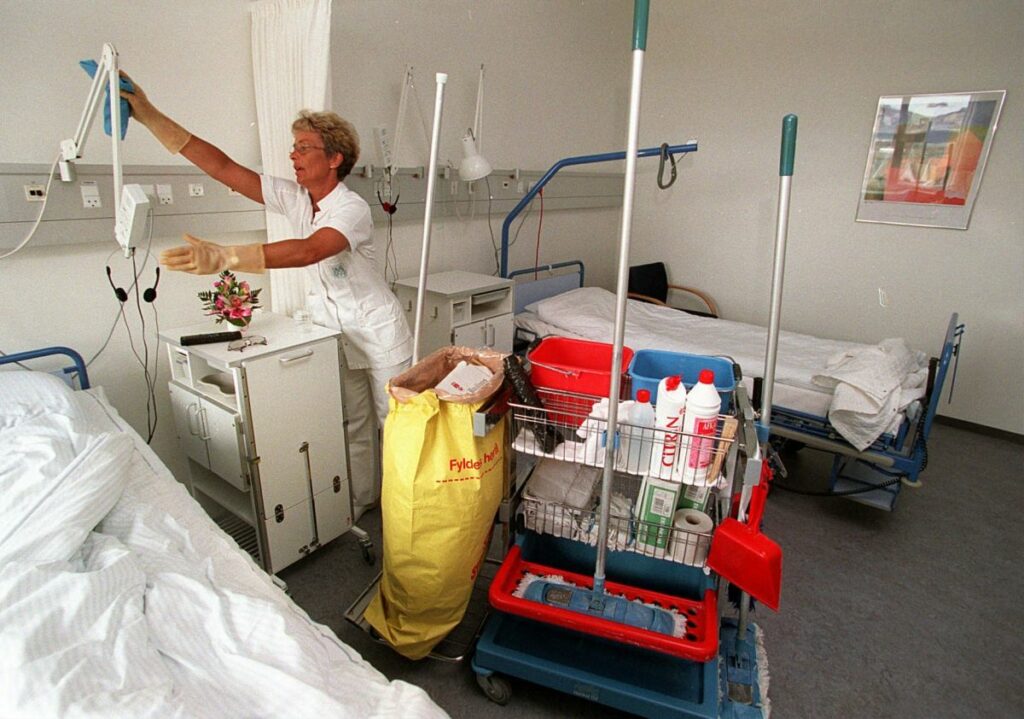 Billede af medarbejder fra sygehus med egen rengøringsafdeling. (Arkiv)