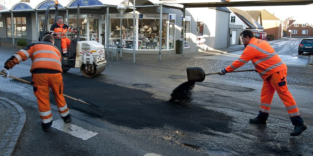 Mange kommune er igang med en helt lovlig men kreativ ompostering af vedligeholdelsesopgaver til anlægskontoen. (arkivfoto)