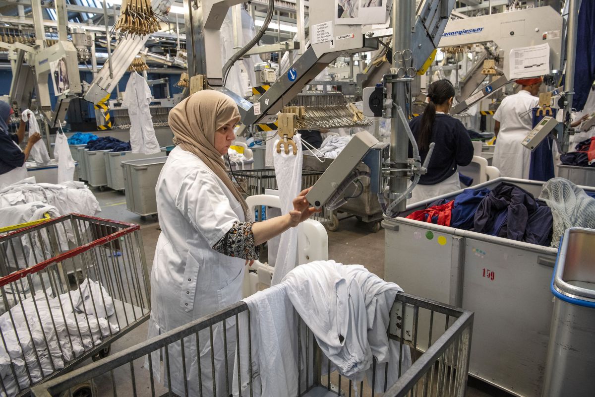 Offentlig innovation handler ikke alene om teknologi. Et samarbejde mellem Høje-Taastrup Kommune og De Forenede Dampvaskerier (DFD) sikrer leverance af genbrugstøj til medarbejderne. (Modelfoto)