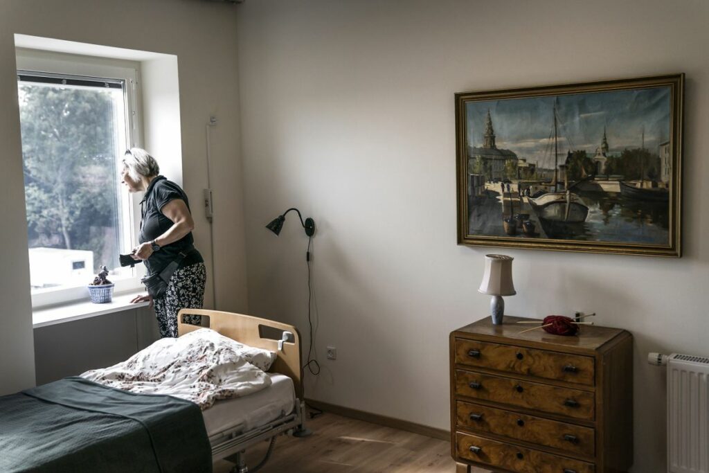 De ældre kommer til at spejde efter deres gamle personale på friplejehjemmet Munke Mose. De er nemlig trådt fra i forbindelse med en konkurs og bliver nu erstattet af kommunens personale.