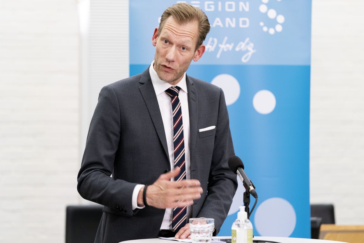 Regionsformand  Heino Knudsen peger på