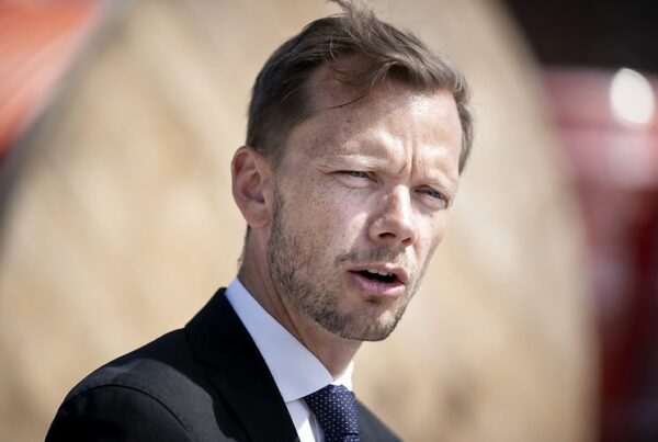 (Arkiv) Beskæftigelsesminister Peter Hummelgaard fremlagde sit forslag til et uddannelsesløft for ufaglærte på virksomheden Kemp & Lauritzen den 10. juni. Der var ikke meget til kontanthjælpsmodtagerne.