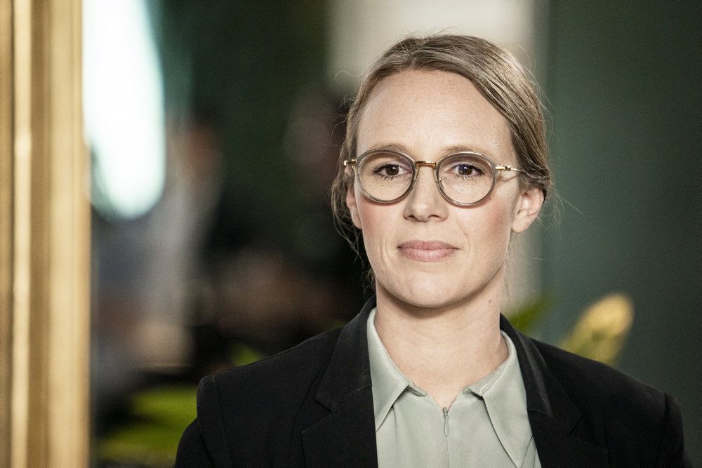 Miljøstyrelsen gav fredag et påbud om at juiceproducent skulle trække håndsprit tilbage. Men efter debat og stor opbakning på Facebook lyder det nu fra miljøminister Lea Wermelin (S)