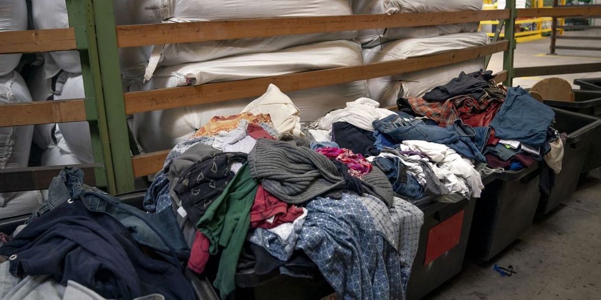 I dag bliver meget brugt tøj brændt af. Fremover skal det håndteres mere miljørigtigt