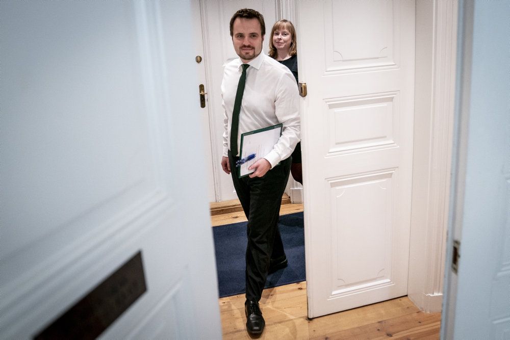 Erhvervsminister Simon Kollerup (S) og kulturminister Joy Mogensen (S) har de seneste dage forhandlet med Folketingets partier om at forlænge og udvide hjælpepakkerne til erhvervs- og kulturlivet. (Arkivfoto)