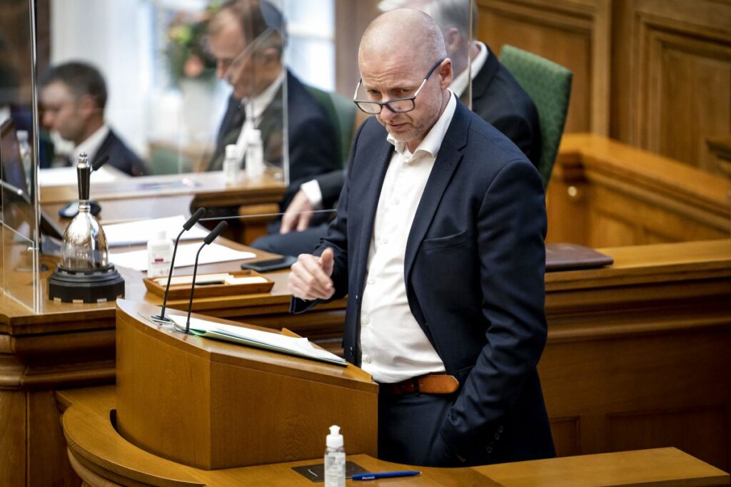 PLO`s notat til politikerne om stråmandsklinikker giver panderynker hos Dansk Erhverv. Blandt politikerne tager man påvirkningsforsøget mere afslappet. ”I både denne og andre typer af sager