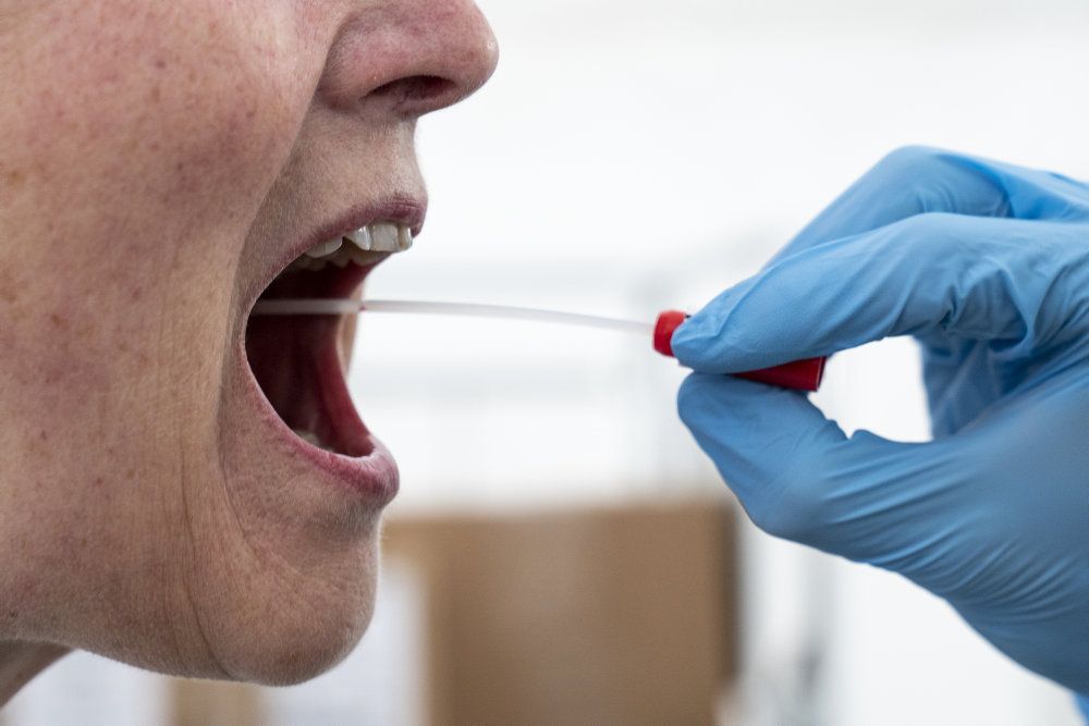 Der er mindst fem dages ventetid på en coronatest i de hvide testtelte i alle landsdele undtagen Nordjylland og Lolland. (Arkivfoto)