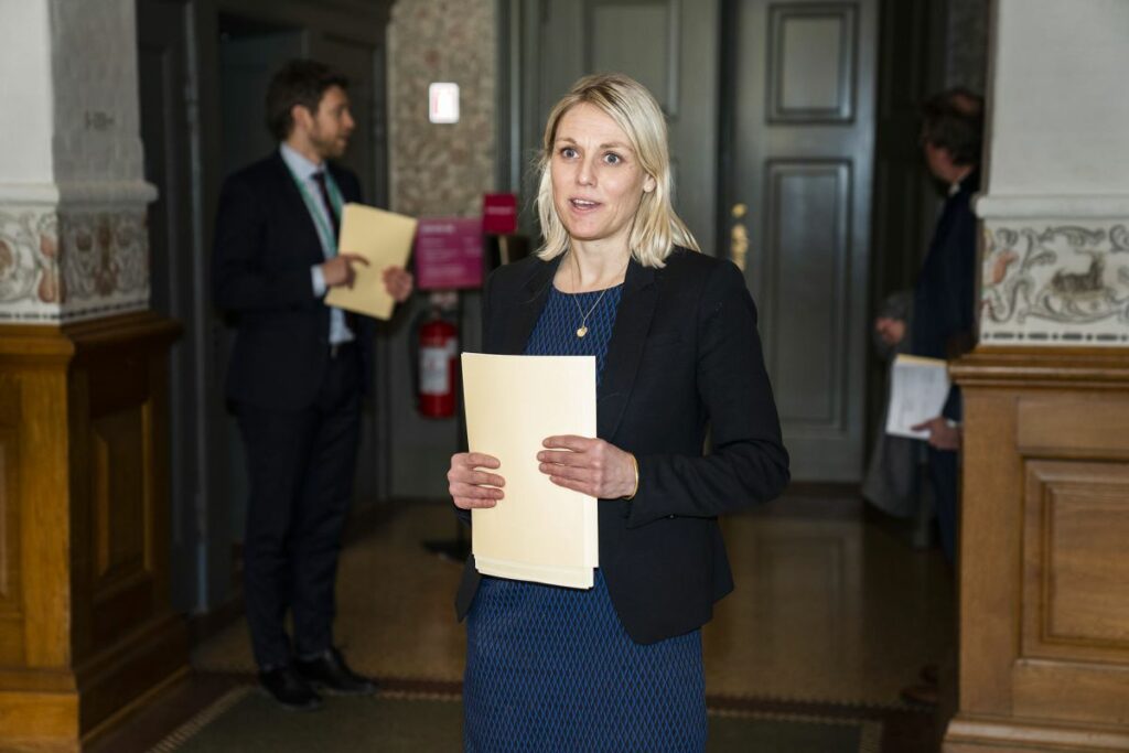 Forsvarsminister Trine Bramsen (S)  blev kaldt i samråd om Forsvarets facility management kontrakt med ISS tilbage i februar 2021. Ministeren skulle her svare på