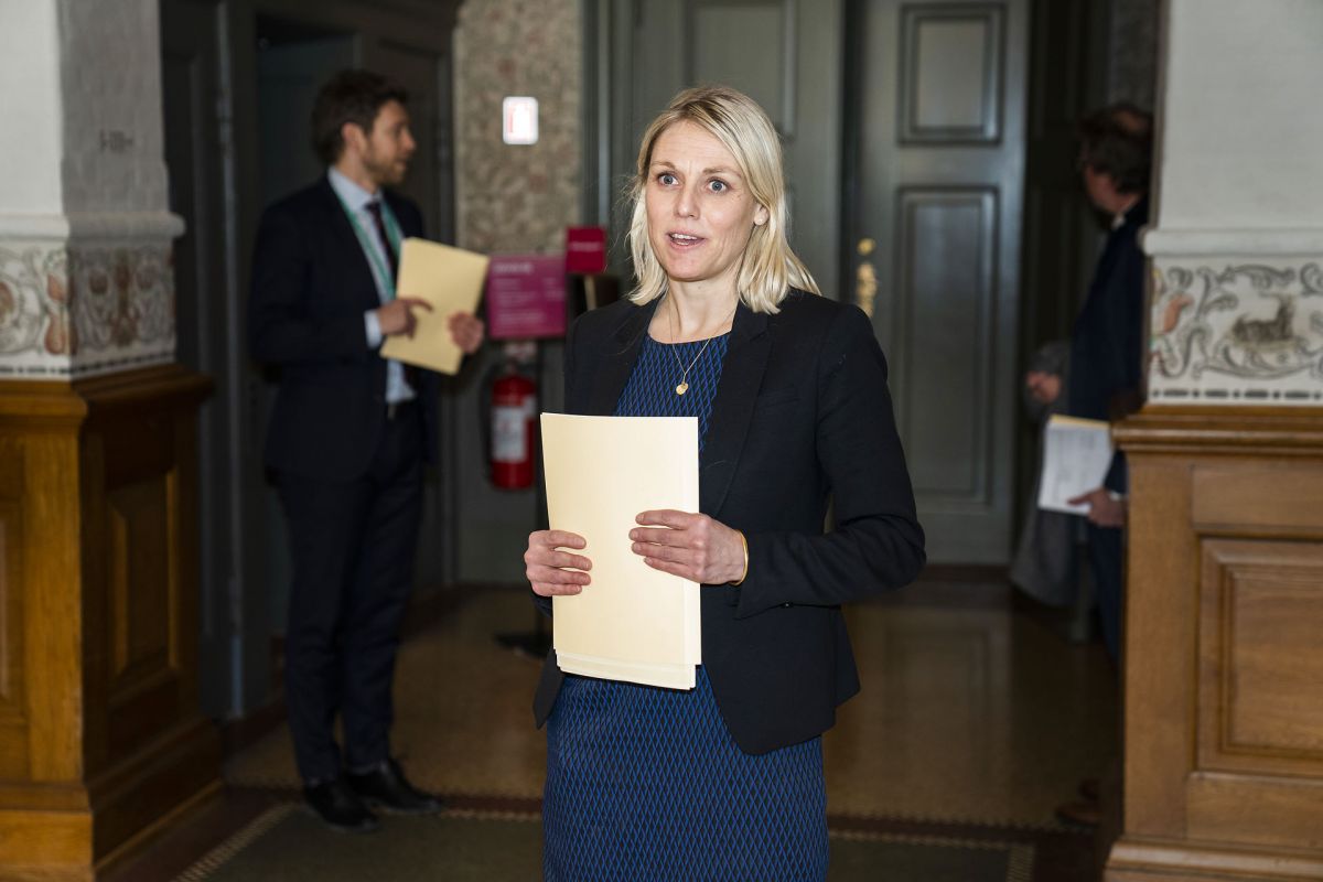 Forsvarsminister Trine Bramsen (S)  blev kaldt i samråd om Forsvarets facility management kontrakt med ISS tilbage i februar 2021. Ministeren skulle her svare på