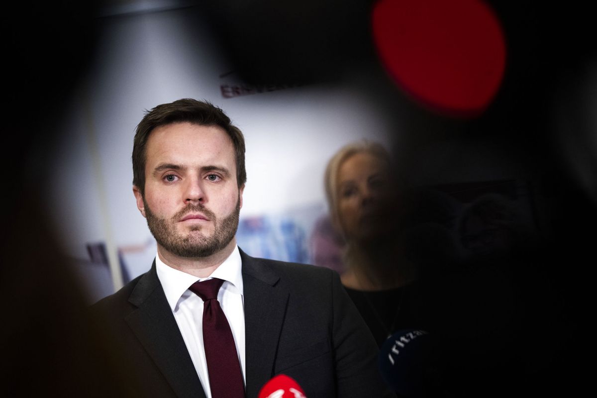 Erhvervsminister Simon Kollerup (S)  præsentere aftale om hjælpepakker til natklubber