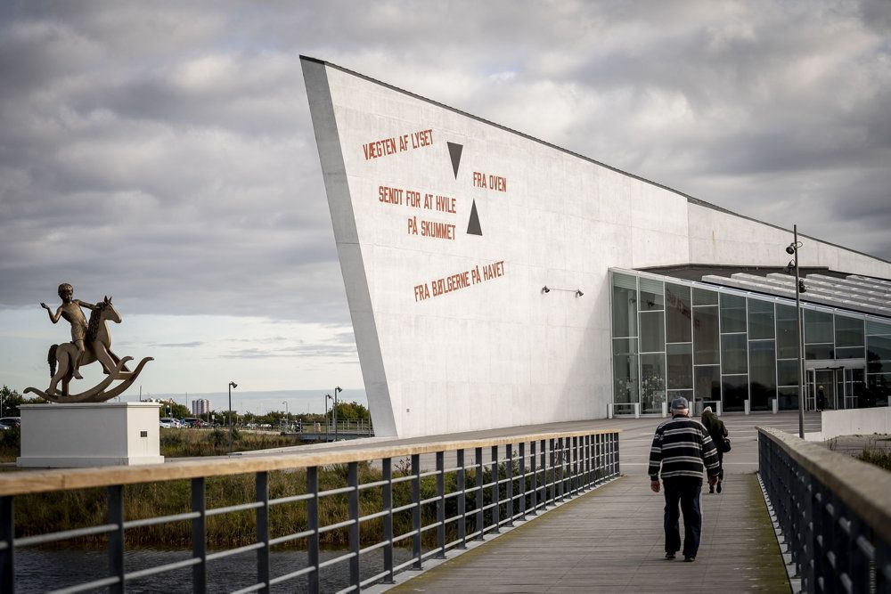 Arken ligger tyve kilometer syd for København i Ishøj. Det er blandt landets mest besøgte museer. (Arkivfoto.)