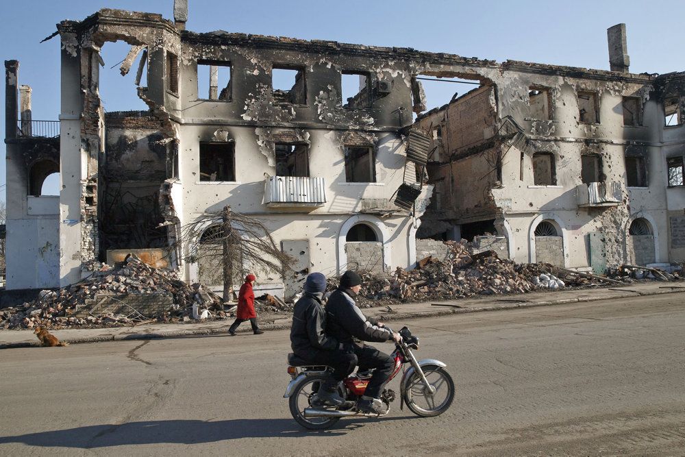 Krigen i Ukraine har mange steder ødelagt beboelsesejendomme og veje der er svært farbare.