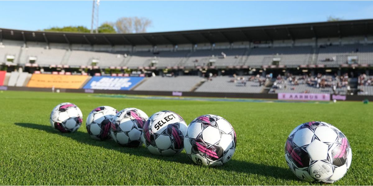 I et nyt samarbejde vil Aarhus Kommune og fodboldklubben AGF hjælpe flere unge med at få foden inden for på aarhusianske arbejdspladser.