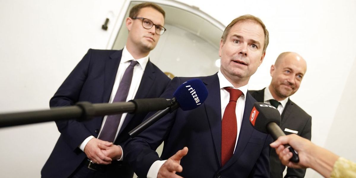 Finansminister Nicolai Wammen (S) forventer at kommunerne kan finansiere opdriften på det specialiserede socialområde i 2023 gennem effektiviseringer. Han kunne alene pege på yderligere konsulentbesparelser som eksempel på konkrete tiltag.