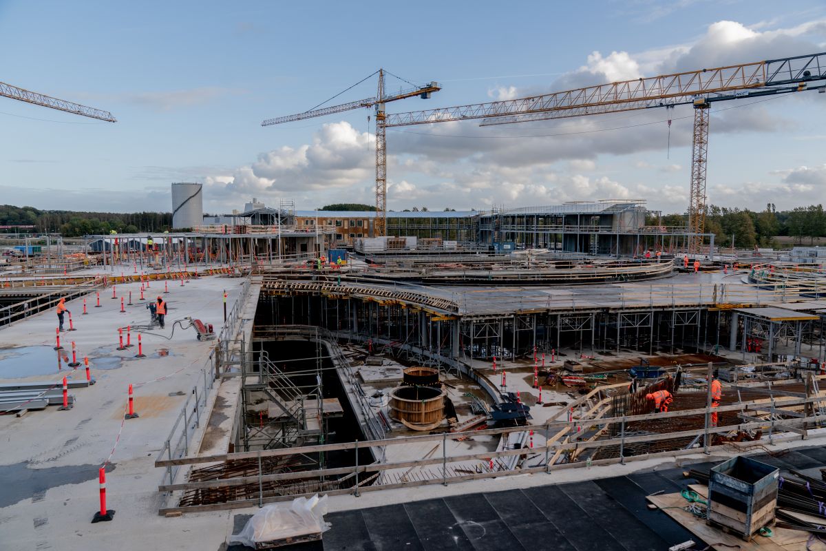 Ifølge flere eksperter bliver vi i Danmark ved med at planlægge projekterne på en dybt amatøragtig måde. Her uden sammenligning arkivfoto fra byggeriet af nyt Hospital Nordsjælland i Hillerød.