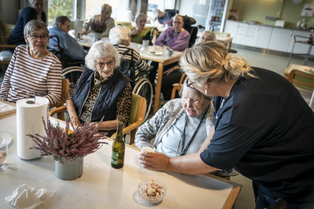 Kommunernes udgifter til ældreplejen har sprængt budgetterne i de fleste kommuner. Dansk Erhverv har netop lavet en kortlægning. Få den her.