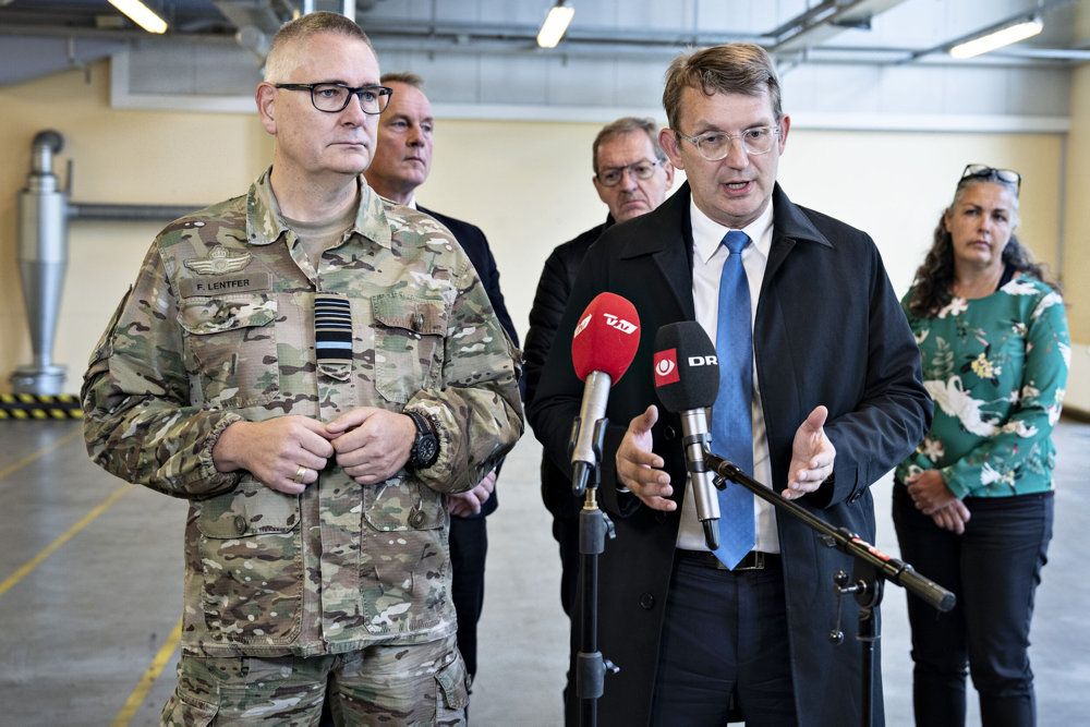 Forsvarsminister Troels Lund Poulsen og forsvarschef Flemming Lentfer holder pressemøde i Krudten Erhvervspark i Elling nær Frederikshavn.