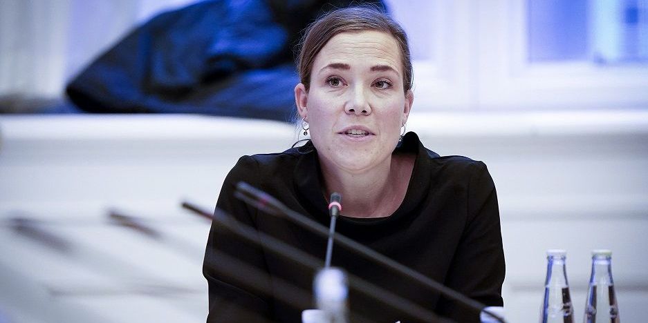 Social- og indenrigsminister Astrid Krag (S) kalder kommunernes kontrakter med private bureauer for "bekymrende". Hun vil nu bede Ankestyrelsen om at undersøge