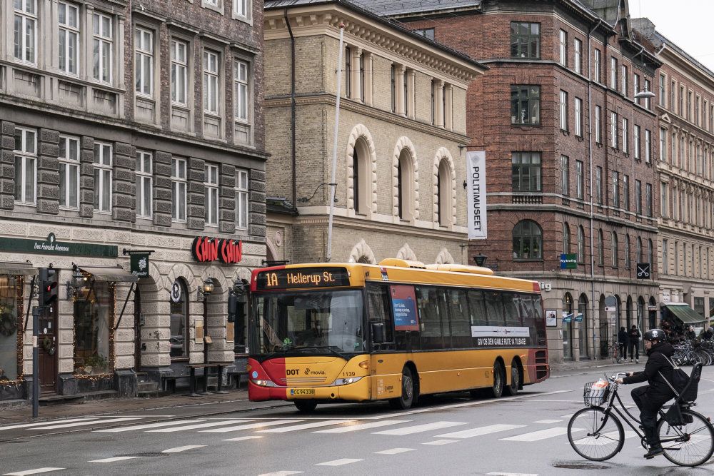 Under coronakrisen har regeringen anbefalet befolkningen at undgå offentlig trafik så vidt muligt. De tomme sæder i busser og tog medfører en blødende økonomi for trafikselskabet Movia - og regningen sendes til kommuner og regioner. -