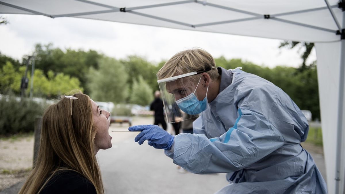 Der er igen opstået mange dages ventetid på at få en coronatest i det offentlige system efter de seneste restriktioner op til jul. - Foto: Tim Kildeborg Jensen/Ritzau Scanpix