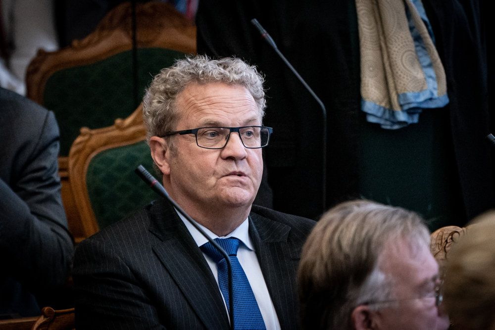 Venstres Preben Bang Henriksen har sammen med Peter Skaarup fra Dansk Folkeparti stillet spørgsmål til justitsministeren om forløbet med en afdelingschef