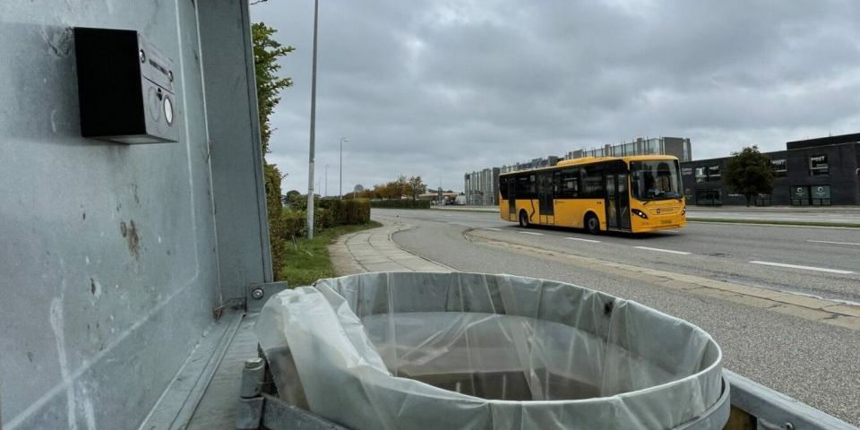 Det er en lille sorte boks under låget til skraldespanden