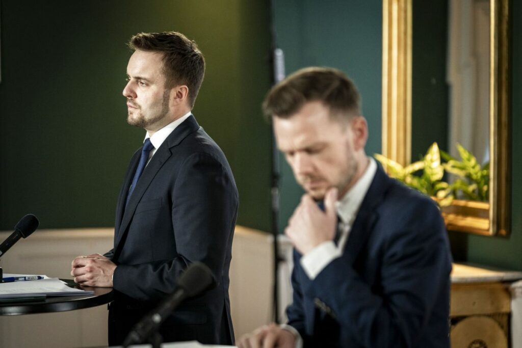 Erhvervsminister Simon Kollerup og beskæftigelsesminister Peter Hummelgaard Thomsen  ved den teknisk gennemgang af hjælpepakker i Finansministeriet den 19. marts 2020..