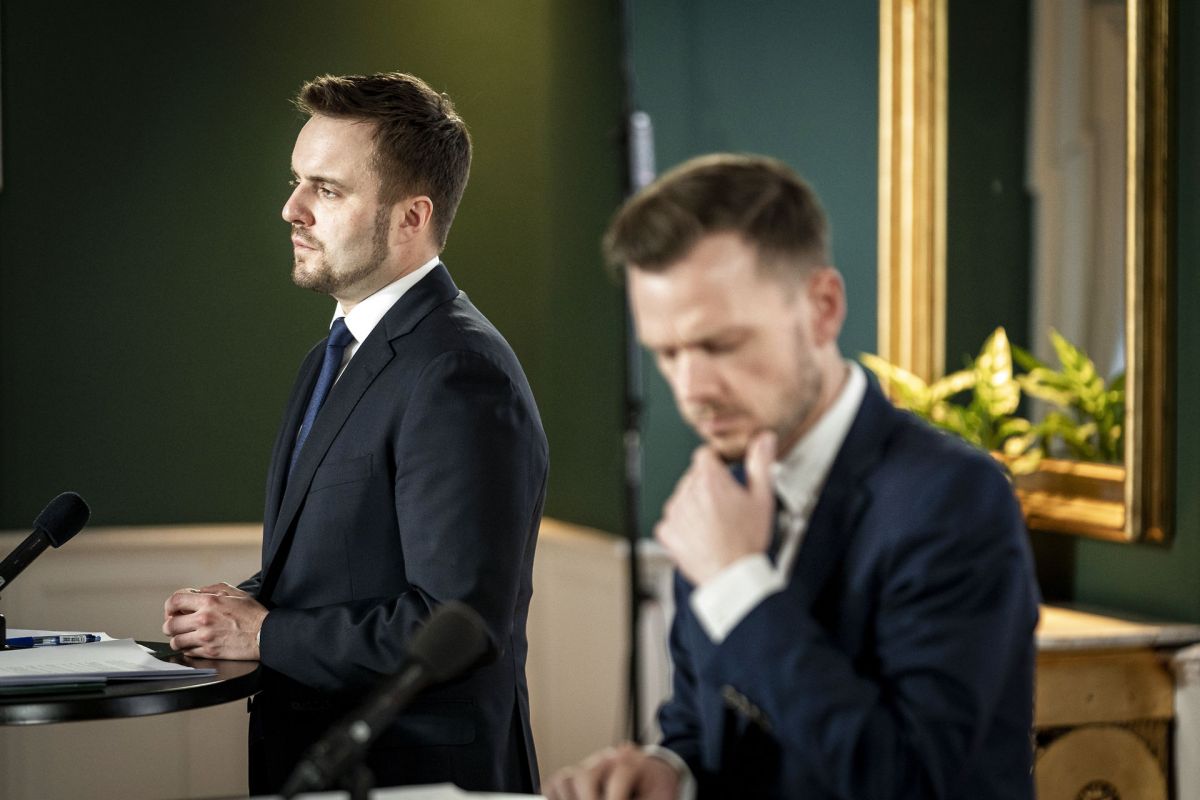 Erhvervsminister Simon Kollerup og beskæftigelsesminister Peter Hummelgaard Thomsen  ved den teknisk gennemgang af hjælpepakker i Finansministeriet den 19. marts 2020..