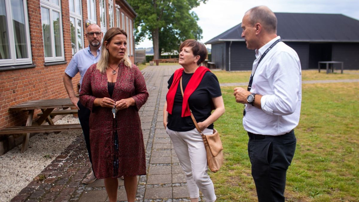 Medlem af Roskide Byråd Gitte Kronbak (S) har besluttet sig for at besøge et privat bo- og opholdsted under Søbæk. Fra venstre ses leder  Martin Bresnov