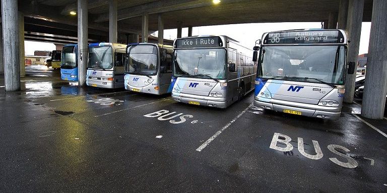 Hos både Nordjysk Trafikselskab og andre kommunalt ejede selskaber har busserne holdt stille under nedlukningen. Nu frygter de for