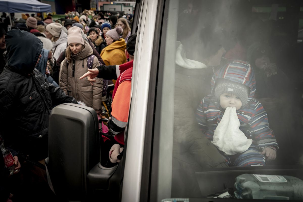 Flygtninge fra Ukraine venter på at kunne blive transporteret videre til Polen. De mange flygtninge presser faciliteter såsom haller og indkøbscentre. I Tesco indkøbscenter sover folk på gulvet i blandt andet butikker.